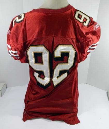 2006 San Francisco 49ers 92 Oyunu Yayınlandı Kırmızı Forma 60th Seaons Yama 48 DP30909-İmzasız NFL Oyunu Kullanılmış Formalar